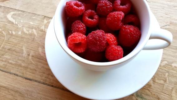 https://static.pexels.com/photos/2683/healthy-cup-fruits-raspberries.jpg