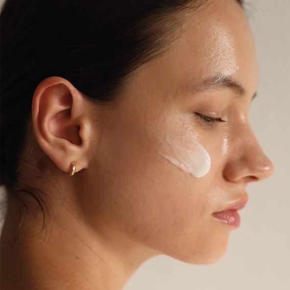 La cara de una mujerDescripci�n generada autom�ticamente con confianza media