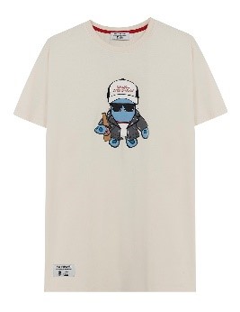 Imagen que contiene camisetaDescripcin generada automticamente