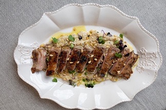 Comida encima de papelDescripci�n generada autom�ticamente