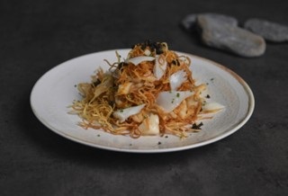 Un plato con comidaDescripción generada automáticamente