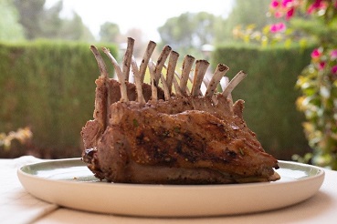 Un pastel de chocolate en un platoDescripci�n generada autom�ticamente