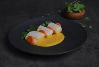 Un plato con frutaDescripción generada automáticamente