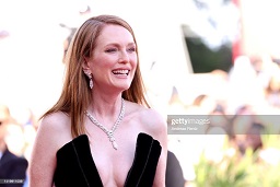Mujer con vestido negroDescripción generada automáticamente