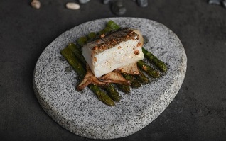 Un plato con un pedazo de panDescripción generada automáticamente con confianza media