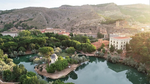 Descubre este lago termal en Alhama de Aragóncon aguas curativas y  relajantes que manan del suelo a 32 grados