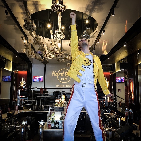 Metáfora Haciendo violín Hard Rock Cafe Barcelona homenajea al inolvidable Freddie Mercury con la celebración Freddie for a Week Metáfora Haciendo violín Hard Rock Cafe Barcelona homenajea al inolvidable Freddie Mercury con la celebración Freddie for a Week