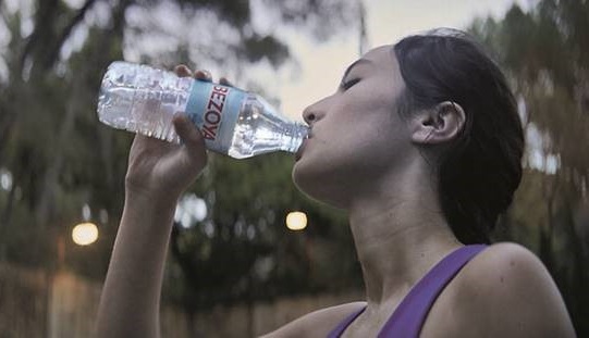 Bezoya cumple su objetivo de botellas 100% plástico reciclado y