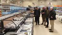 El alcalde de Huarte, Alfredo Arruiz, durante su visita a la nueva tienda de Lidl