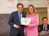 Mar Fuertes recoge el galardón a la Mejor Empresa Privada de la mano del Presidente de ASAJA, Pedro Barato.