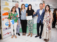 Entrega de la beca a Yerena Salvador, del proyecto DrgonFly en la tienda Marvimundo de Madrid.