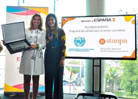 Val Díez, Directora General de Stanpa, recibe de las Naciones Unidas el reconocimiento por el Programa de calidad para el sector cosmético.