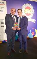 Félix Solís Ramos, Director de Exportación y Marketing de Félix Solís Avantis y Rodrigo Burgos, Director de Pagos del Rey Museo del Vino recogen el premio Premio a la Mejor Experiencia Enoturística del International Wine Challenge 2018.