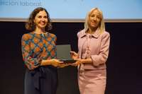 María Calvo, Dir.ª de Gestión del Talento y Responsabilidad Corporativa de Grupo Vips, recoge el premio de manos de Clara Bassols, Dir.ª de la Fundación Bertelsmann