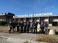 De izquierda a derecha:-Mª del Mar González, Concejala del Grupo Municipal Popular de Chinchón. José Torres, Concejal del Grupo Municipal de Chinchón.Fernando Montero, Jefe de Calidad Alcoholera de Chinchón.Salvador Guimerá, Director de Producción de Gonz