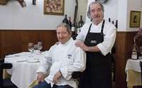 Juantxo y Alicio Garro en el comedor del restaurante Ibai