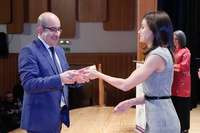 La Reina Letizia entrega el galardón al Director Comercial de Aquadeus, Julián Garre.