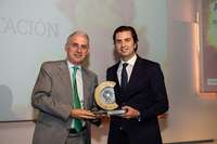 Pablo Lorente, CFO de Grupo Fuertes recibe el premio de manos de Javier García-Garzón, Dtor. De Canal de HP