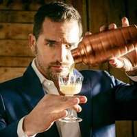 El bartender Julio de la Torre
