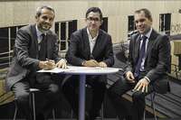 Joxe Mari Aizega (Basque Culinary Center), en el centro, firmando el convenio con Raúl Purroy (izquierda) y Manuel Rodríguez, de Araven