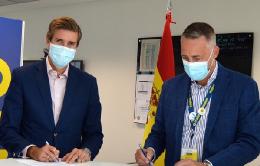 Javier Calderón Beltrán, director de Empresas y Organizaciones de CEOE; y Peter Gries, director General de MAKRO, durante la firma del acuerdo