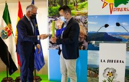 El Dtor. de la planta de Nestlé en Herrera del Duque, Iván Álvarez, (dcha.) recoge el galardón de manos del alcalde de Herrera del Duque y diputado provincial, Saturnino Alcázar (izq.)