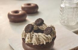 Donuts Cake Oreo. Tarta de bizcocho de cacao con frosting de galleta Oreo sobre una base de Donuts Bombón