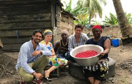 Guillermo Milans del Bosch (izda) y Loan Bensadon (segundo por la dcha), cofundadores de Baïa Food, durante un viaje a Ghana, donde cultivan la baya Synsepalum dulcificum