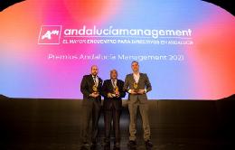 Diego Gallego, Presidente de Grupo MIGASA, junto a los directivos de Barbadillo y Kimitec con los Premios Andalucía Management