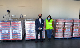 Responsables del Banco de Alimentos de Madrid y de Mercadona durante la donación