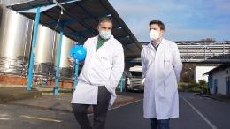 Luis Ángel Rivera, nuevo director de la división láctea, y Juan Gallástegui, Secretario General de CLUN, en las instalaciones de la cooperativa