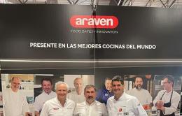 Jesús Almagro (chef corporativo Araven), Javier Mayoral (director comercial Iberia división Hostelería Araven) y Javier Robles