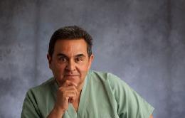 Dr. Gabriel Serrano, dermatólogo y fundador de los laboratorios