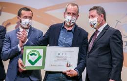 El director de Cantero de Letur, Pablo Cuervo-Arango, recibe el diploma que le ofrece el presidente de Castilla-La Mancha, Emiliano García-Page