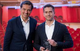Juan Gelves (dcha), responsable de Talento y Transformación Cultural de Nestlé España, ha recogido el premio Randstad