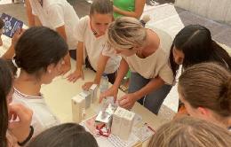 Raquel Santos, adjunta a la dirección técnica de Stanpa, explicando a los chavales las diferencias entre productos falsos y originales.