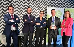 Rafael Simón, responsable de Logística de El Pozo Alimentación (2d) recoge la Estrella Lean&Green, concedida por Aecoc, con parte de su equipo