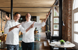 Sergio y Javier Torres en su restaurante Dos Cielos Madrid en Palacio de los Duques Gran Meliá