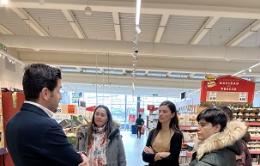 : De izquierda a derecha, el gerente de Ventas de Lidl en La Rioja Juan Carlos Arjonilla; la alcaldesa de Calahorra, Elisa Garrido; y la también gerente de Ventas de Lidl en La Rioja, Miriam Delgado, acompañados por representantes municipales.
