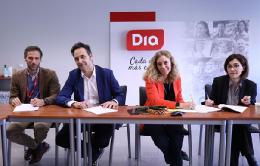 : César Vázquez, director RRHH Dia España, segundo por la izquierda; y Laura Díaz, directora de Relaciones Laborales de Dia España, tercera por la izquierda.