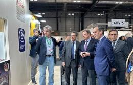 El presidente de Provacuno, Jaime Yartu San Millán, recibe al ministro de Agricultura, Pesca y Alimentación, Luis Planas, en el stand de la interprofesional en Meat Attraction