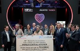 Reyes Maroto entrega cheque de HIP a la ONG de José Andrés