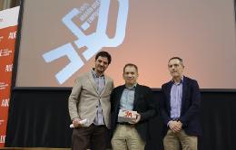 Javier Burillo (Gobierno Aragón), a la derecha, entregó el premio ADE a Alejandro Olmos y Manuel Rodríguez, de Araven