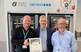 Miguel Parra-Alliance Vending (centro), Gabriel Tapia (izquierda) y a Raúl Vega (derecha), responsable de Servicios Generales y Gerente, respectivamente, de Caprabo - Plataforma Zal
