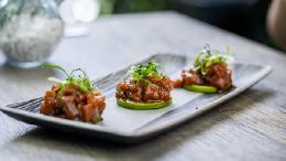 Bocados de atún rojo salvaje sobre limas
