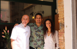 Jérôme Ibanez, cofundador de Pastan, y Juan Pablo Socino y Carola Castellani, socios de Pastan España, en el local de Gràcia
