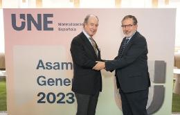 José Manuel Prieto, subdirector general de Calidad y Seguridad Industrial del Ministerio de Industria, Comercio y Turismo; y Alfredo Berges, presidente de UNE, tras finalizar la Asamblea General de UNE