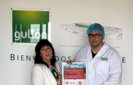 María Victoria Muñoz, Key Account Manager LPR Spain, entrega a Javier Torres, director de Logística de Galletas Gullón el certificado de reducción de emisiones de CO2
