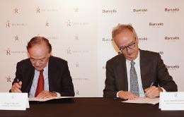 A la izquierda de la imagen, Gregorio Marañón, presidente del Teatro Real, y a la derecha, Simón Pedro Barceló, copresidente de Grupo Barceló, durante la firma del acuerdo