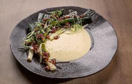 Mini puerro a la brasa con salsa bilbaína